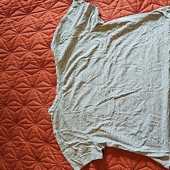 Levis XL cropped t shirt with mountain graphic - Picture 4 of 4